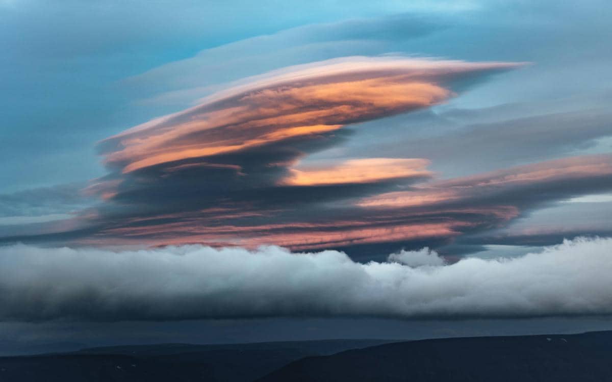 Ilustrasi awan lenticular cloud 
