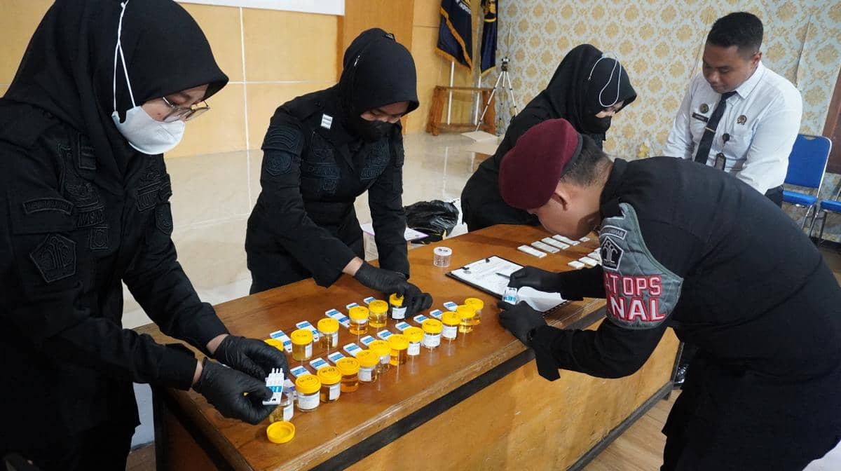 Petugas lapas saat ikuti yes urine narkoba. IDN Times/Riyanto.