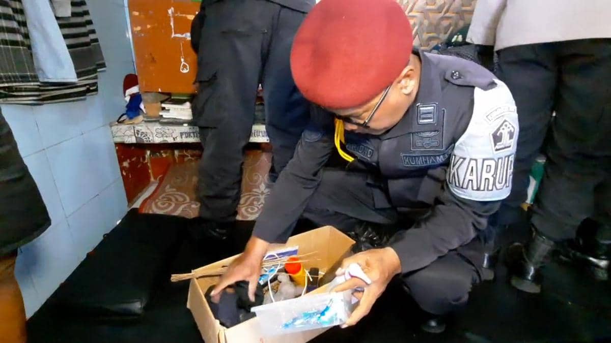 Suasana razia di lapas kelas IIB Magetan jelang Natal dan tahuh baru. IDN Times/Riyanto.