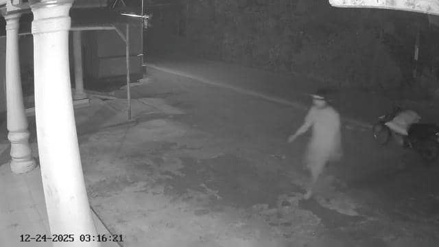 Tangkapan layar CCTV maling gasak 2 karung gabah di Desa Prajegan, Kecamatan Sukorejo, Kabupaten Ponorogo. IDN Times/Istimewa.