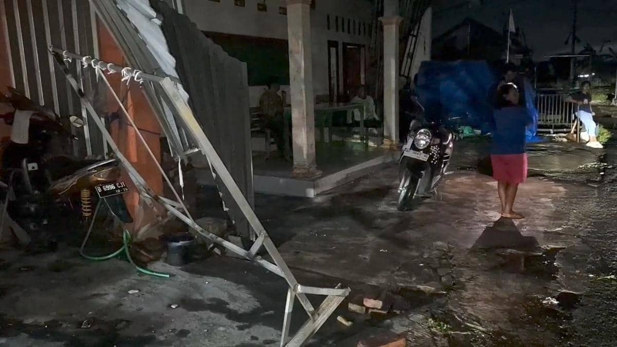 Tiga RT di Kelurahan Kraton, Maospati, Magetan porak poranda diterjang hujan bercampur angin kencang. IDN Times/Riyanto.
