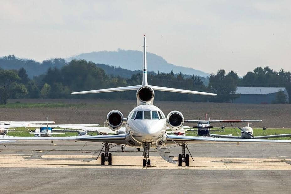 Dassault Falcon 50 N29B di Frederick Municipal Airport, Maryland, USA  (Acroterion, CC BY-SA 4.0, via Wikimedia Commons)