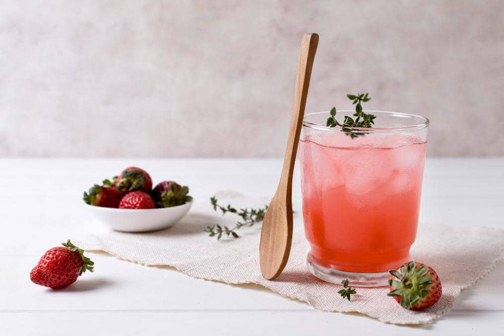 ilustrasi mocktail strawberry yakult fizz