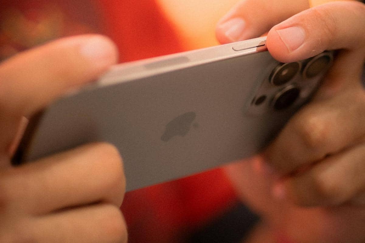 ilustrasi bermain game mobile 