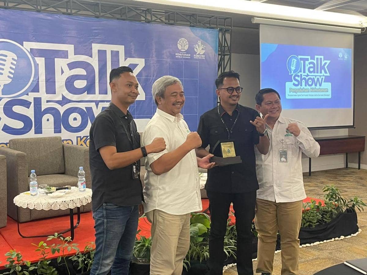 Penyerahan plakat oleh Kemenhut kepada peserta