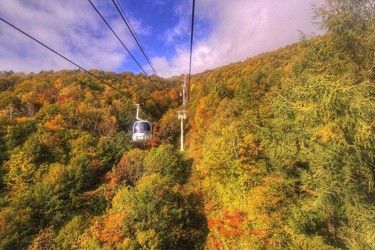 ilustrasi naik gondola di Happo-One, Hakuba