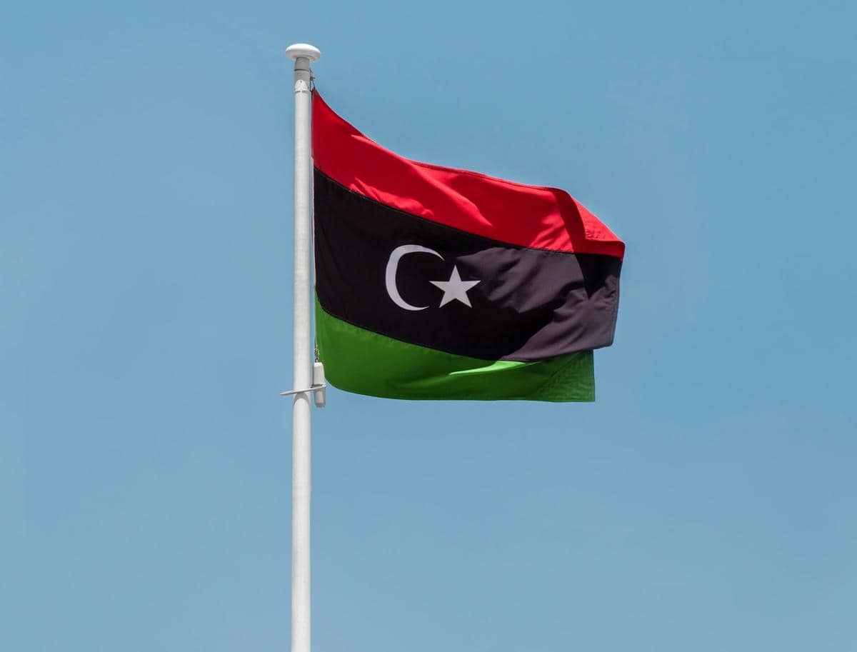 Bendera Libya sedang berkibar.