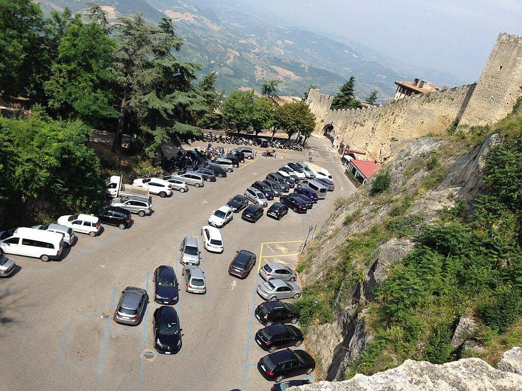 Pemandangan area parkir di bawah Benteng Guaita di Kota San Marino, San Marino