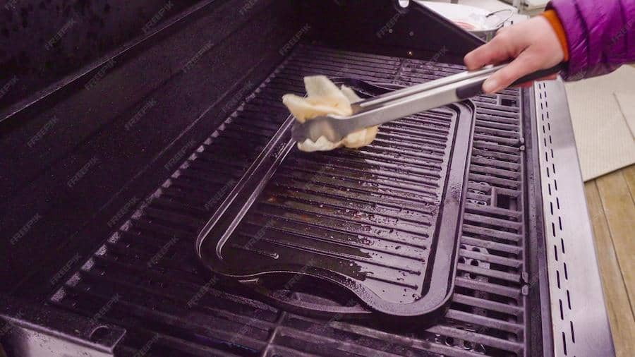 ilustrasi mengolesi alat panggang dengan minyak