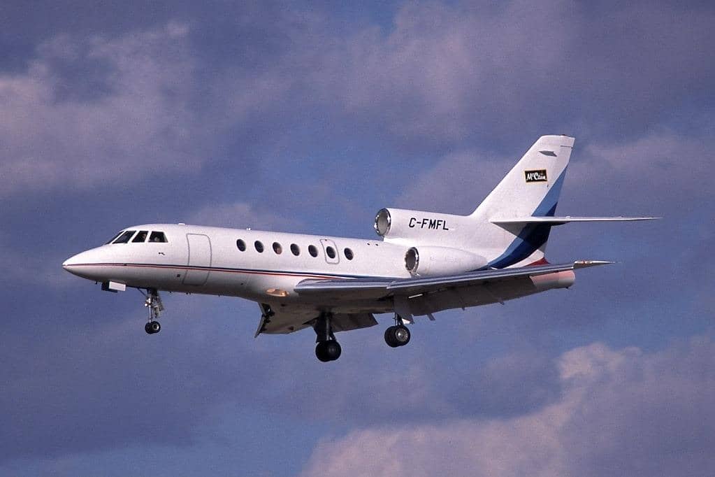 Dassault Falcon 50 dalam tahap akhir pendaratan di landasan pacu 32. Sebelumnya bernomor registrasi N4AC.  (John Davies - CYOW Airport Watch (GFDL 1.2 or GFDL 1.2), via Wikimedia Commons)