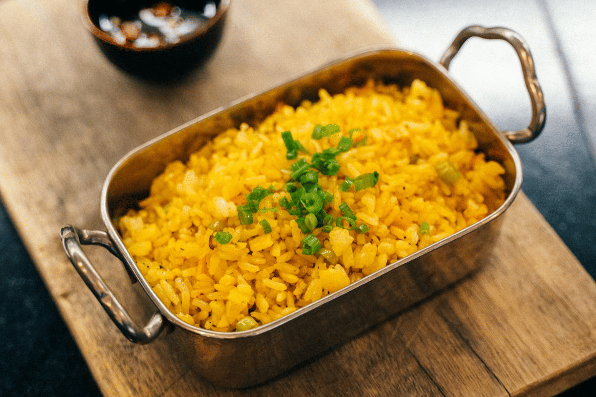 ilustrasi nasi goreng telur daun bawang