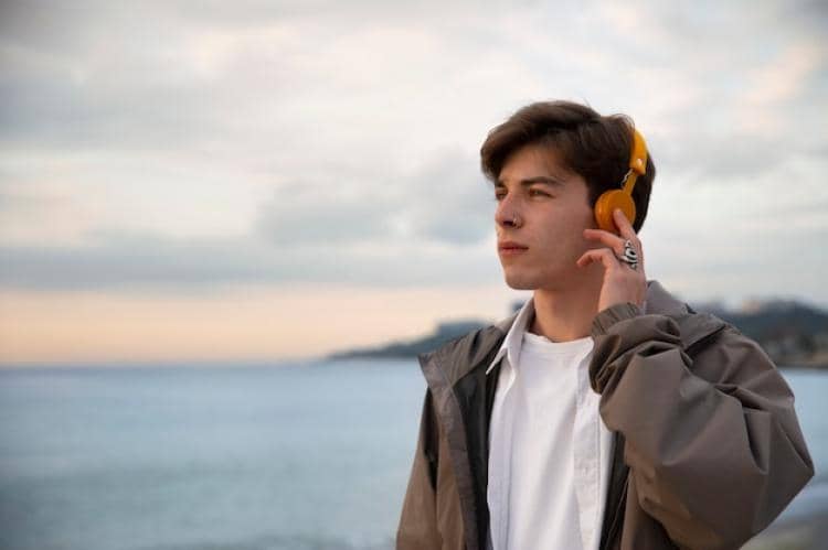 ilustrasi pria yang menyukai musik indie