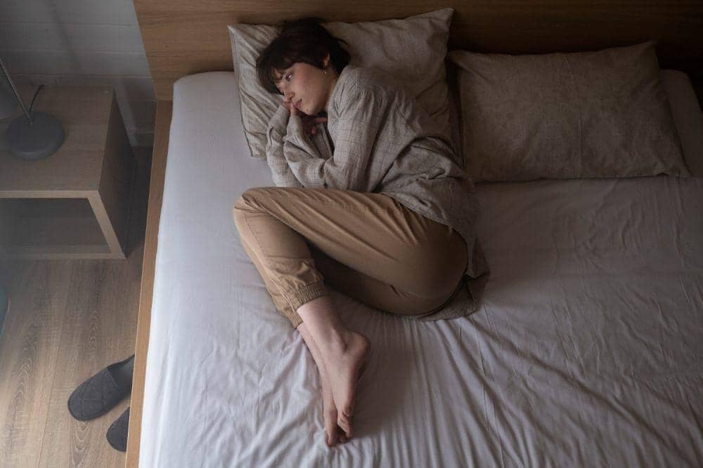 Seseorang terjaga di malam hari karena banyak pikiran