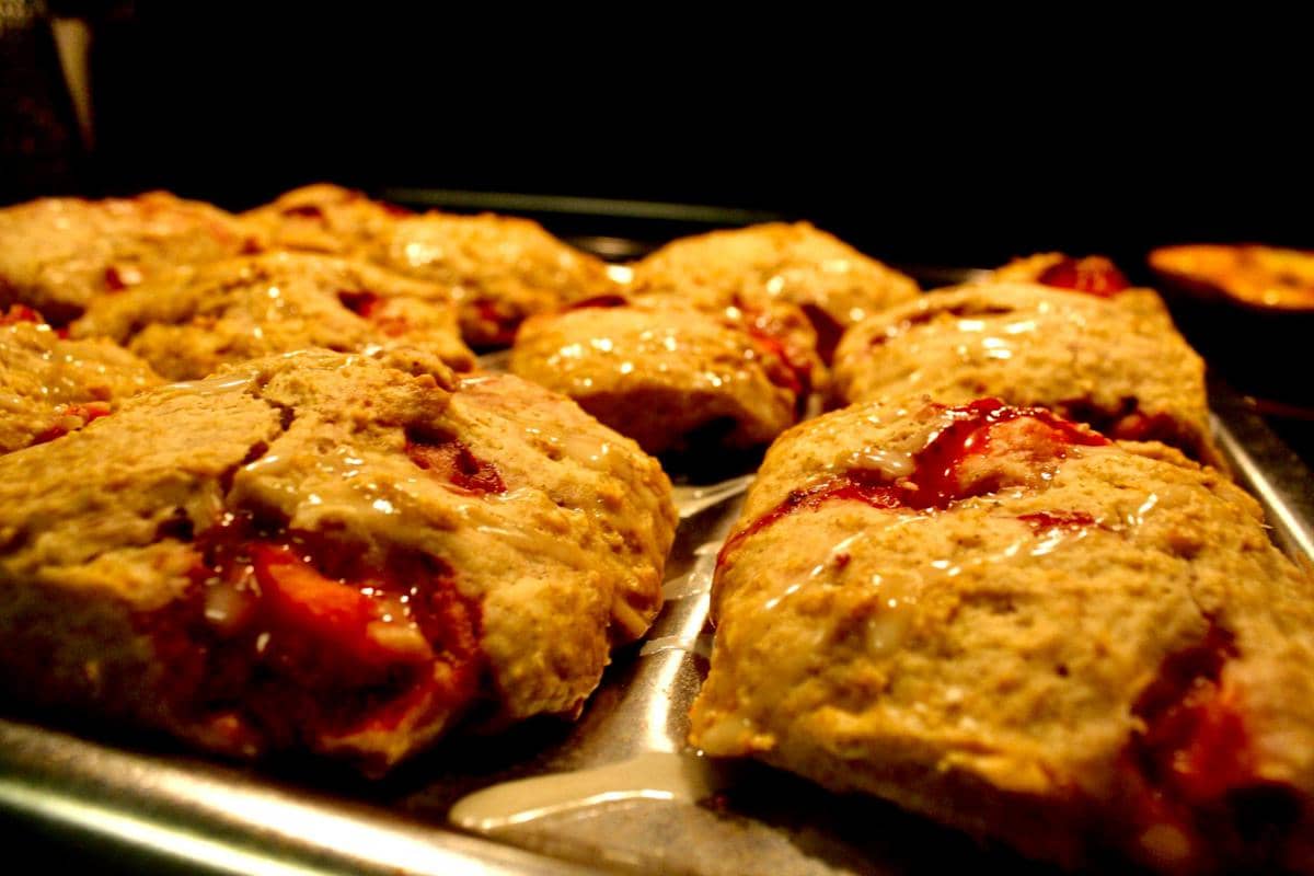 ilustrasi memanggang scones 