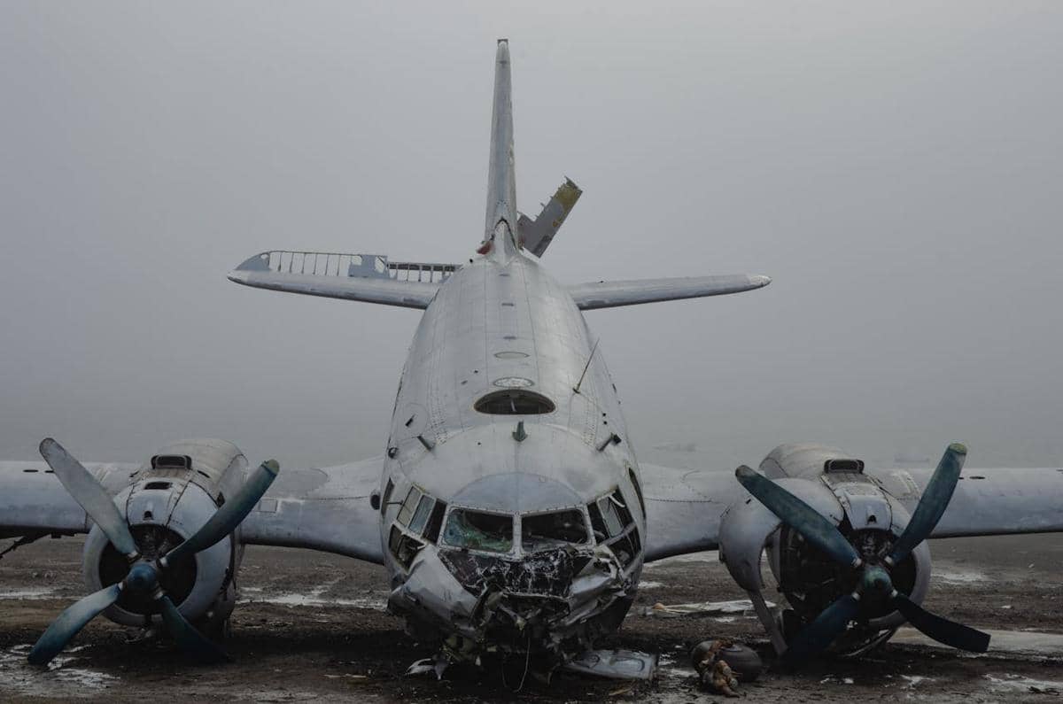 Pesawat mengalami kecelakaan hingga hancur.