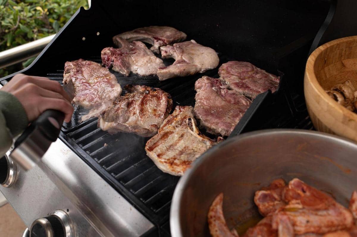 ilustrasi membalik daging