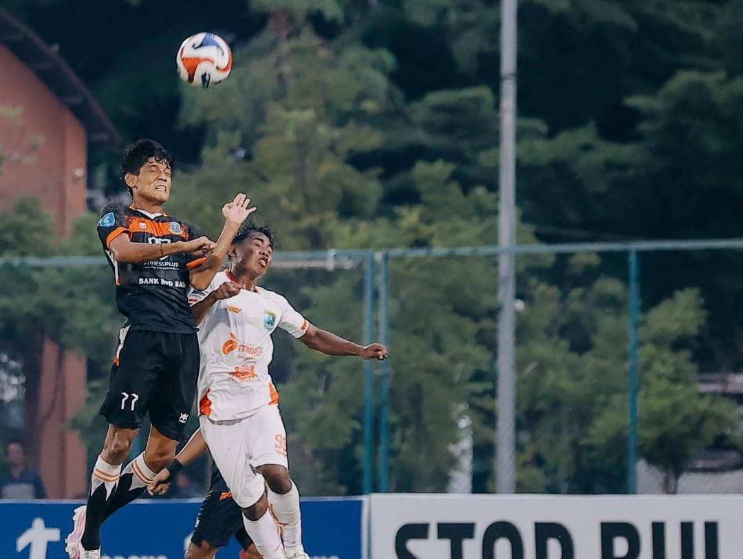 Pemain Perseden Denpasar (hitam) dihadang pemain Persekabpas Pasruruan (putih).