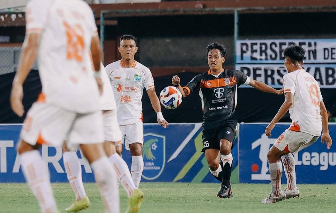 Pemain Perseden Denpasar (hitam) dihadang pemain Persekabpas Pasruruan (putih). 