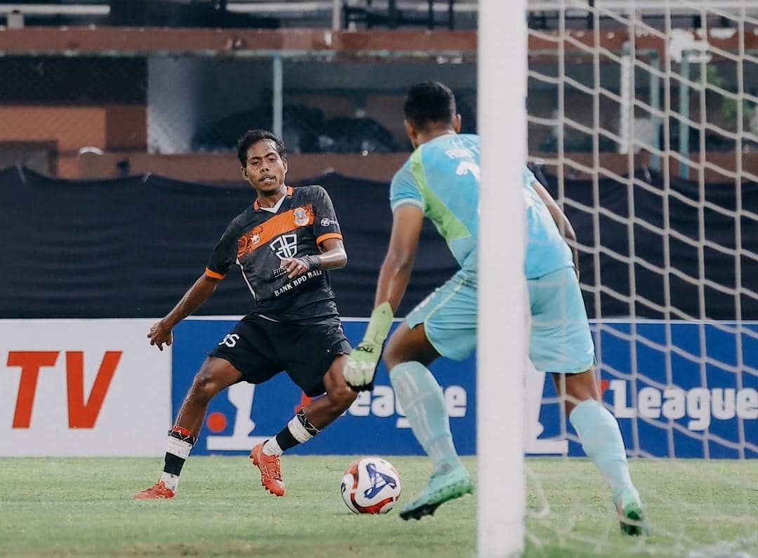Pemain Perseden Denpasar (hitam) berhadapan dengan kiper Persekabpas Pasruruan (biru). 