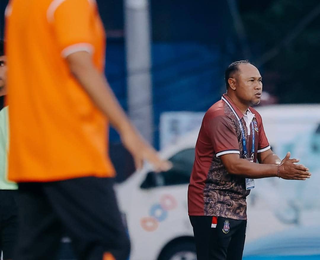 Pelatih Perseden Denpasar, I Wayan Arsana saat memberikan arahan di pinggir lapangan.