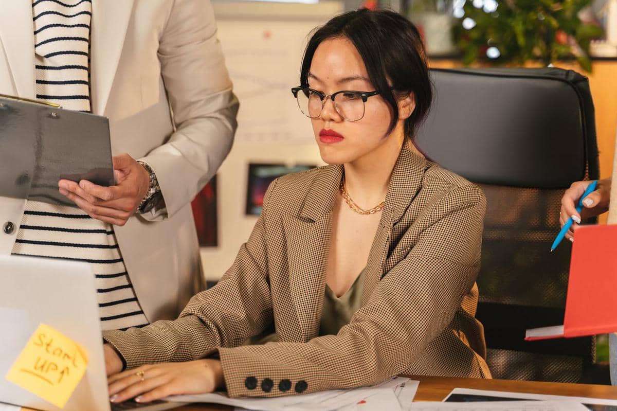 ilustrasi wanita profesional sedang menggunakan laptop