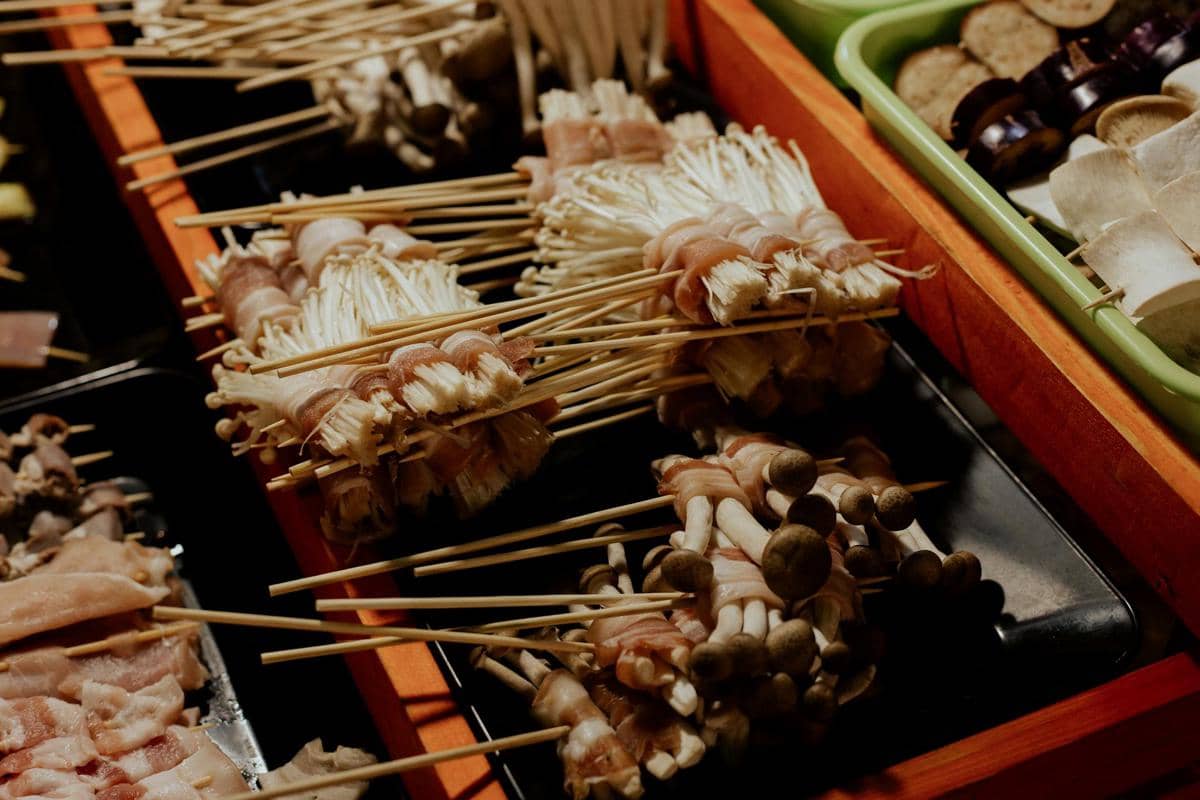 Jamur enoki yang siap untuk dibakar