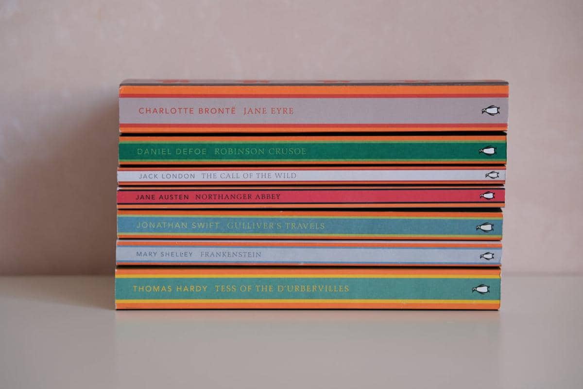 ilustrasi tumpukan buku klasik