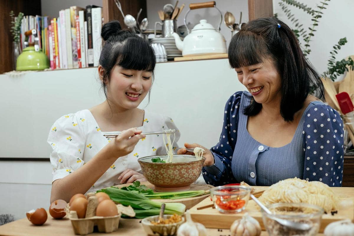 ilustrasi makan bersama