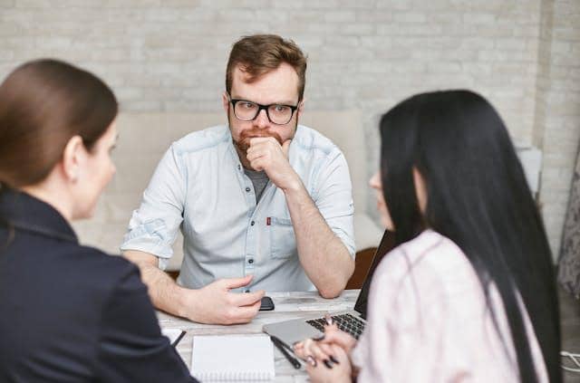 ilustrasi zodiak pria mudah bosan dengan obrolan datar 