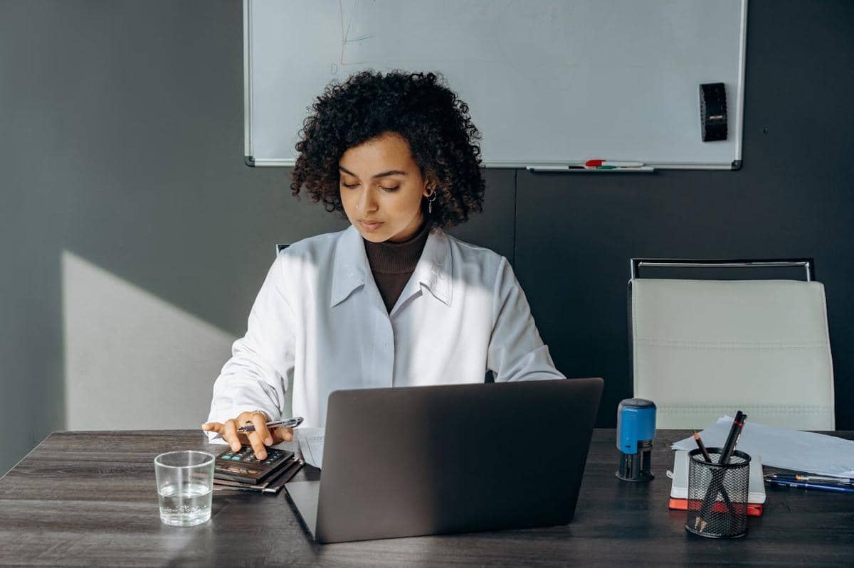 ilustrasi wanita sedang bekerja