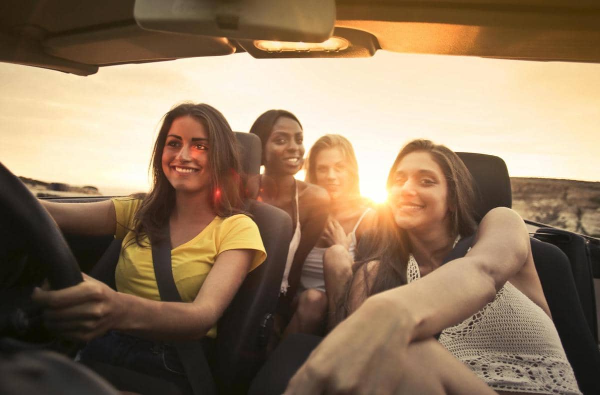 ilustrasi naik mobil bersama teman-teman
