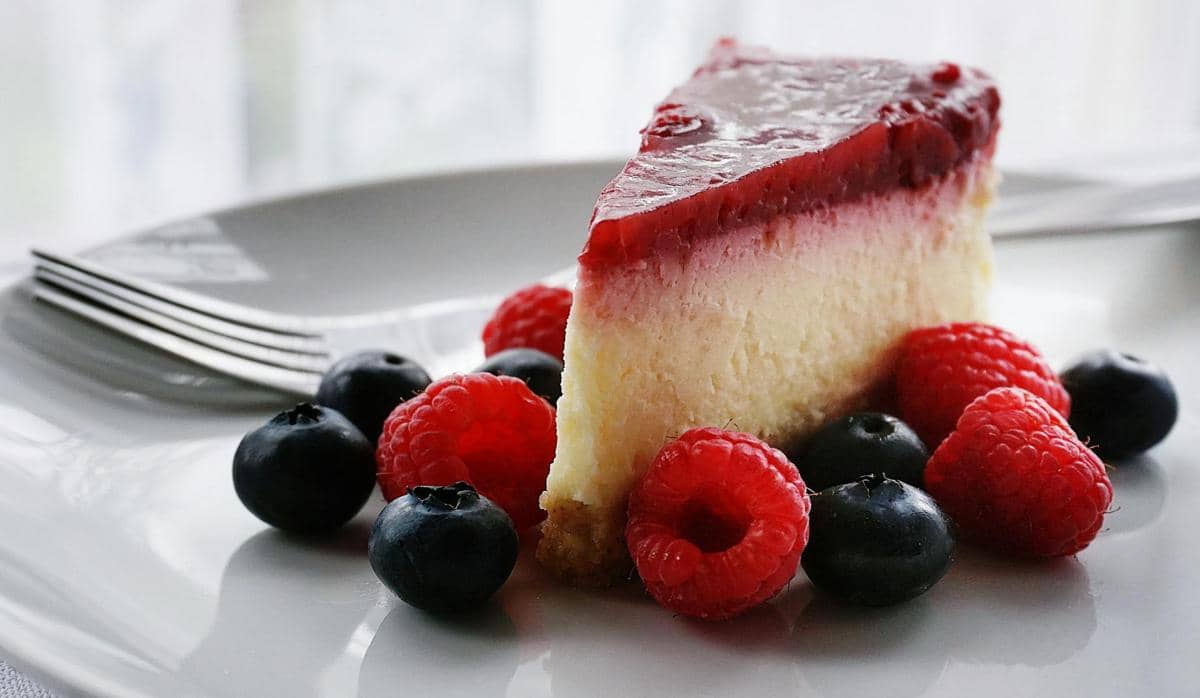 ilustrasi cheese cake dengan topping buah-buahan