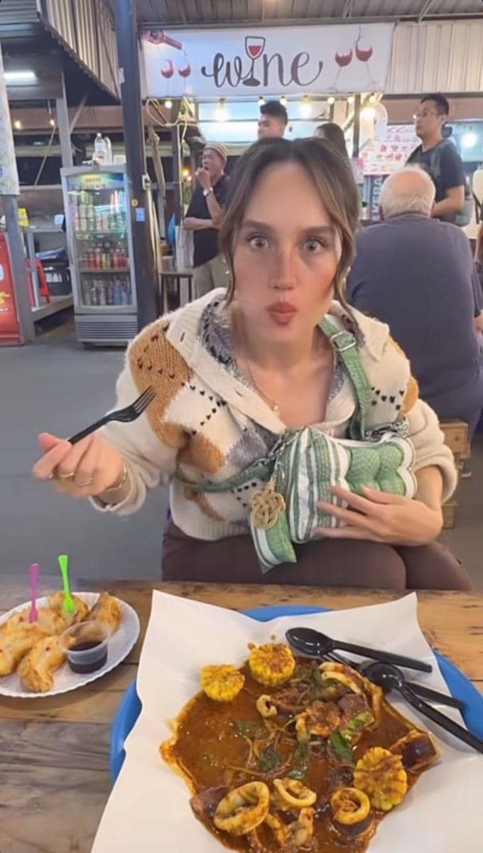 Cinta Laura dan Arya Vasco ngemper di pasar Chiang Mai, Thailand.