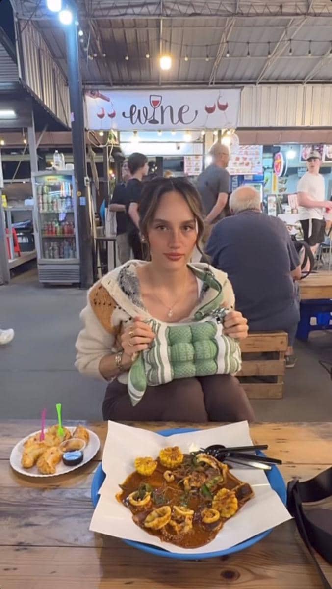 Cinta Laura dan Arya Vasco ngemper di pasar Chiang Mai, Thailand.