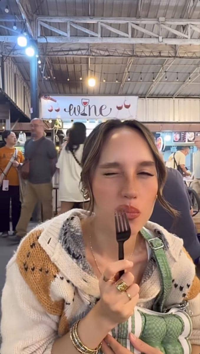 Cinta Laura dan Arya Vasco ngemper di pasar Chiang Mai, Thailand.