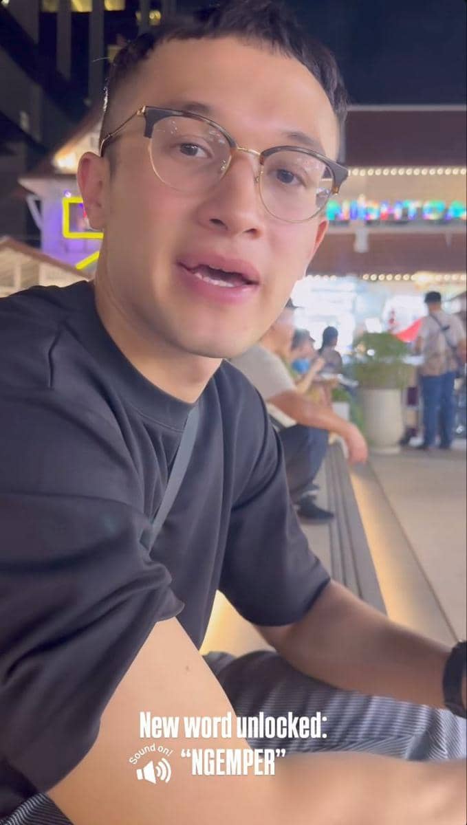 Cinta Laura dan Arya Vasco ngemper di pasar Chiang Mai, Thailand.