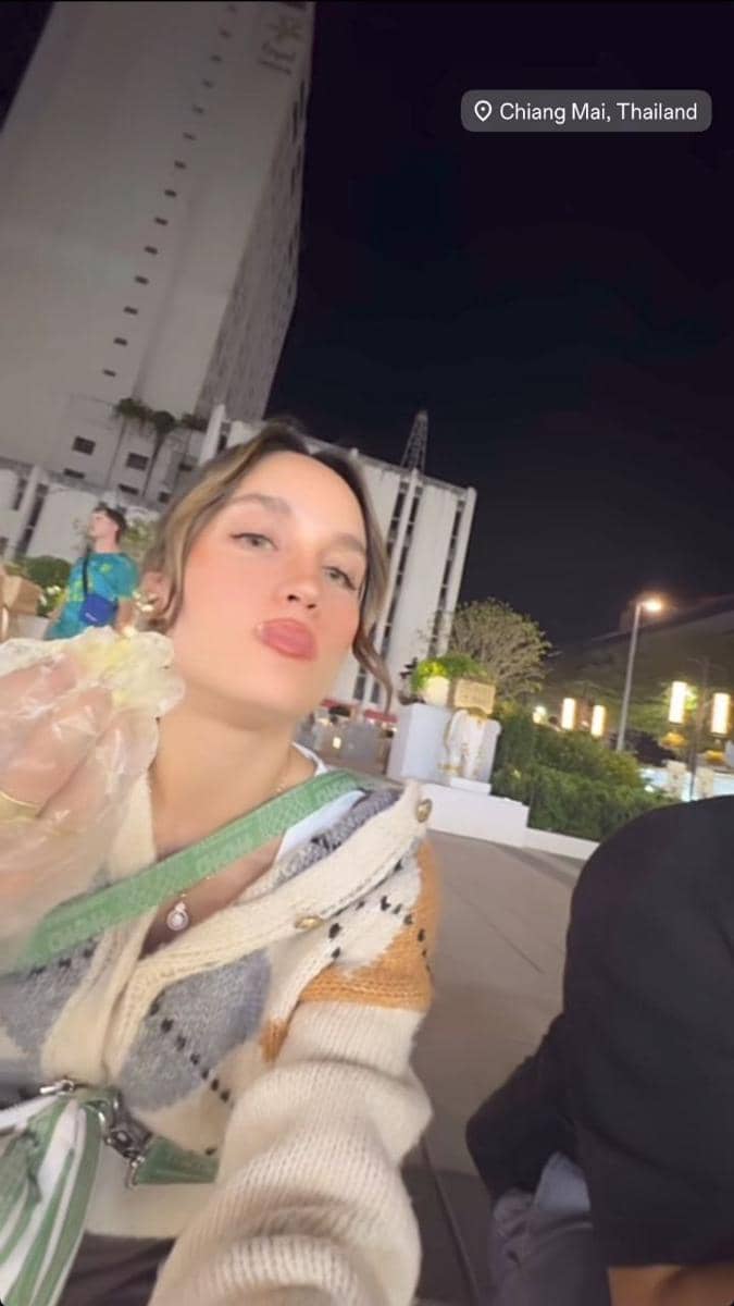 Cinta Laura dan Arya Vasco ngemper di pasar Chiang Mai, Thailand.