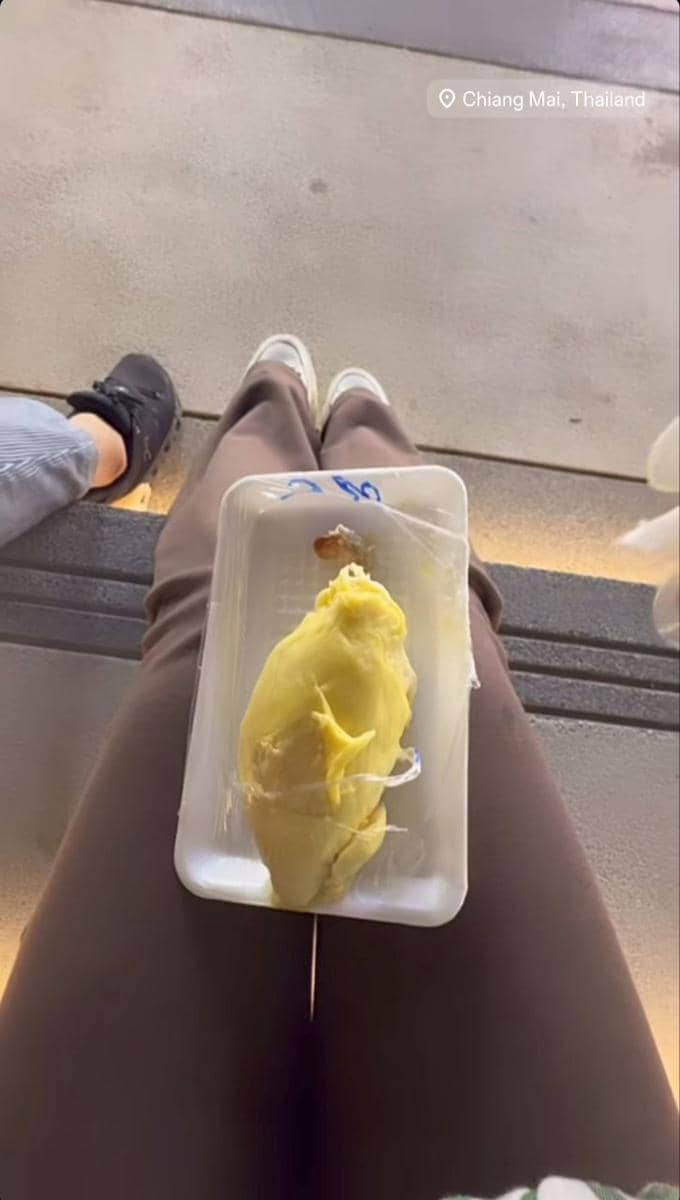 Cinta Laura dan Arya Vasco ngemper di pasar Chiang Mai, Thailand.