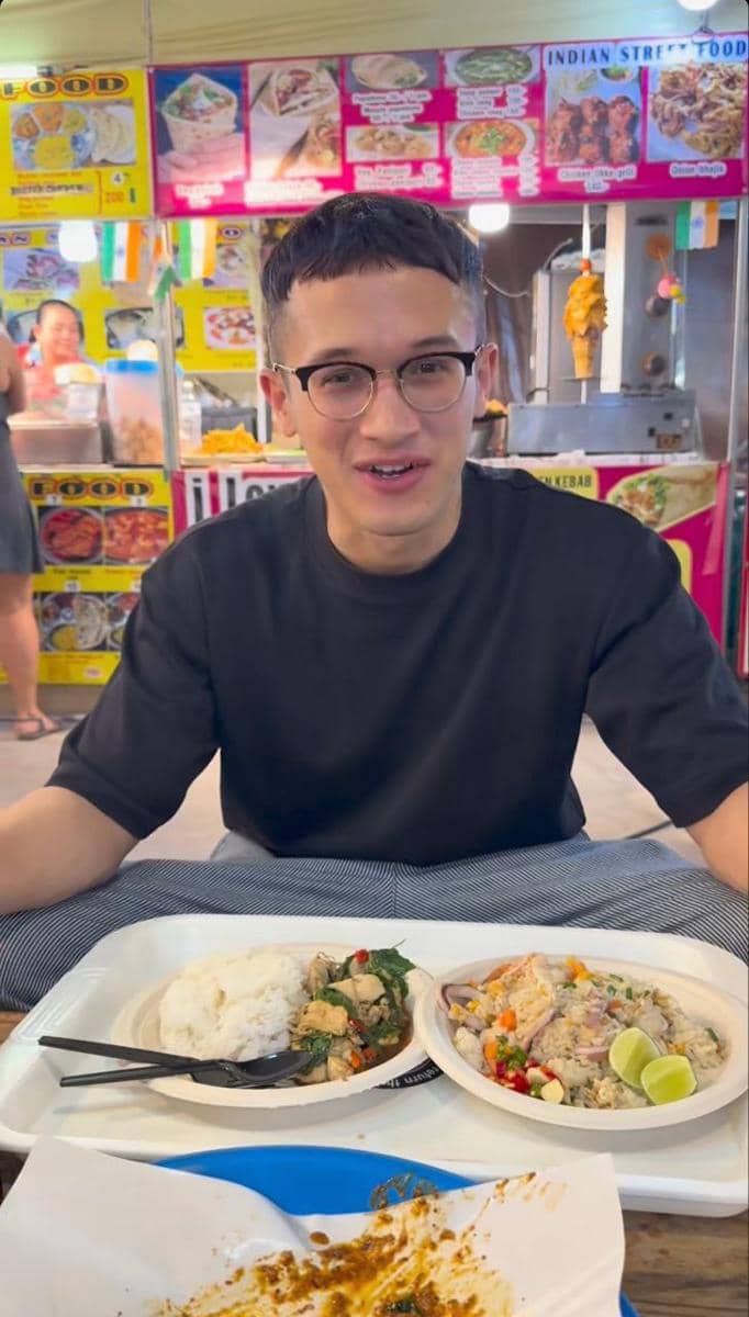 Cinta Laura dan Arya Vasco ngemper di pasar Chiang Mai, Thailand.