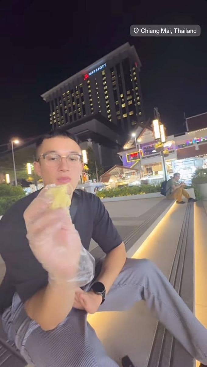 Cinta Laura dan Arya Vasco ngemper di pasar Chiang Mai, Thailand.