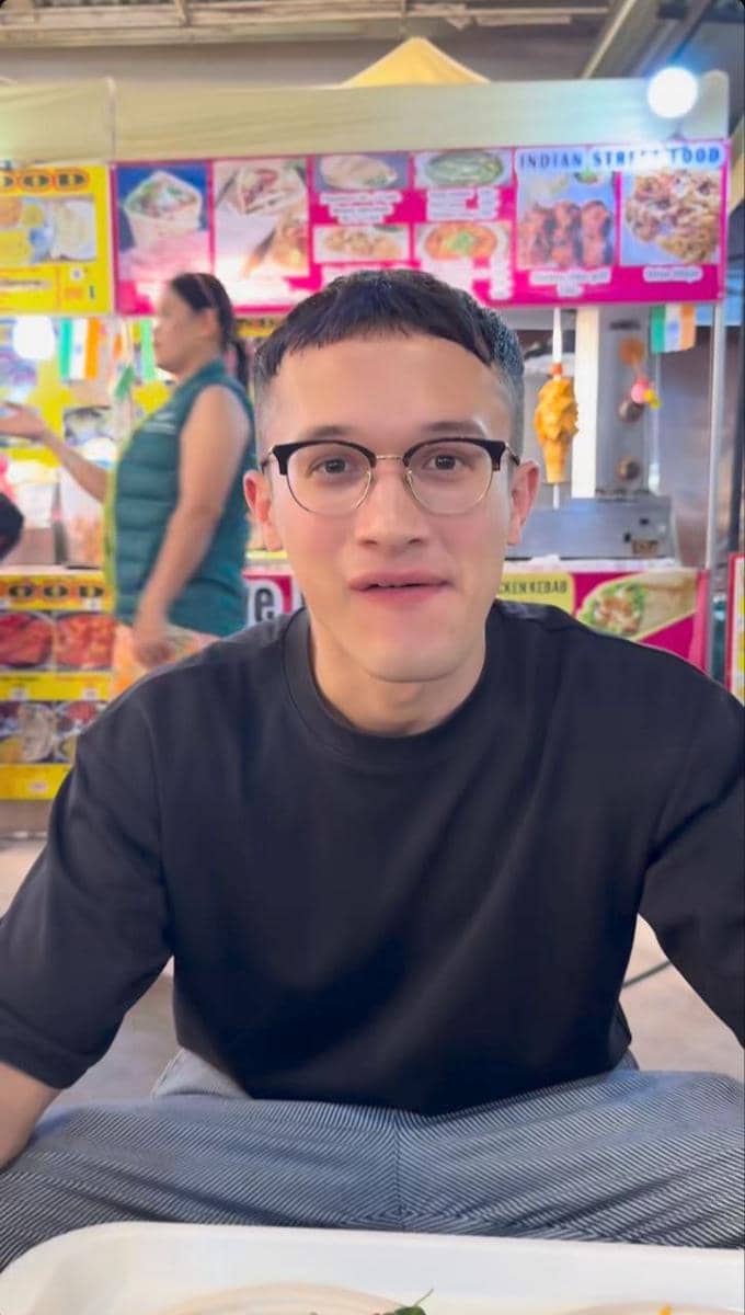 Cinta Laura dan Arya Vasco ngemper di pasar Chiang Mai, Thailand.