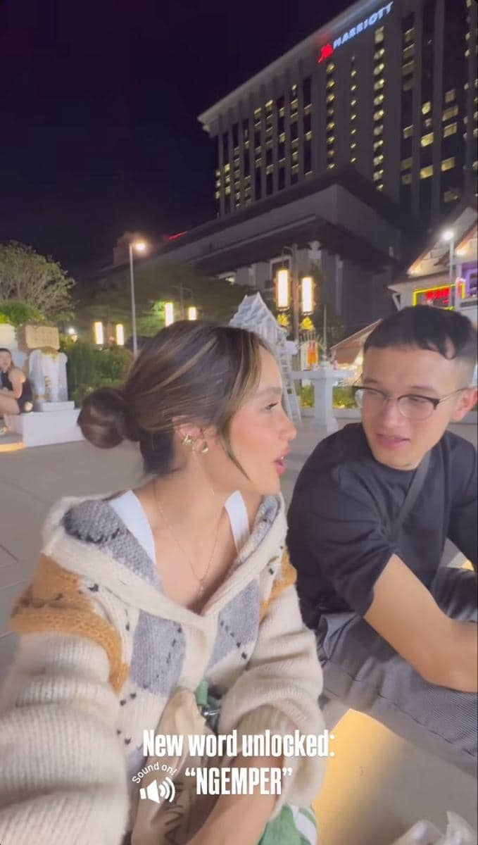 Cinta Laura dan Arya Vasco ngemper di pasar Chiang Mai, Thailand.