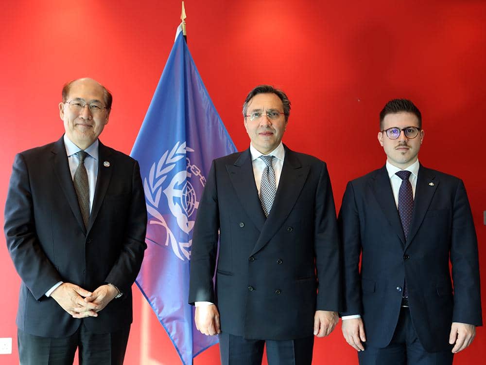 Francesco Mussoni (tengah) dan Giacomo Simoncini (kanan), yang menjabat sebagai Wali Kapten San Marino. Mereka berpose bersama seorang pejabat di Organisasi Maritim Internasional (IMO)