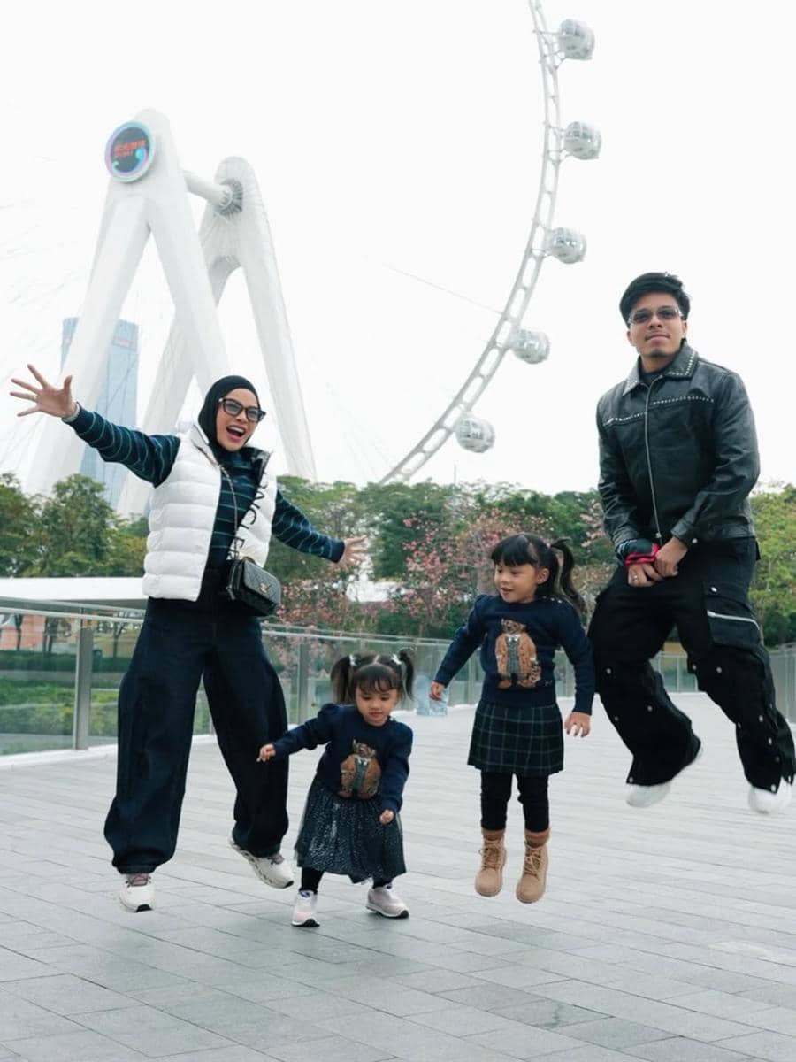 Keluarga Atta Halilintar liburan di Shenzhen, China.