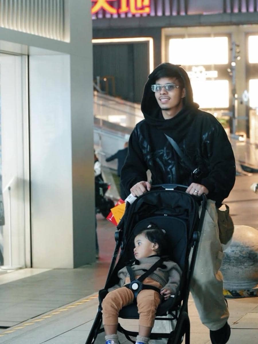 Keluarga Atta Halilintar liburan di Shenzhen, China.