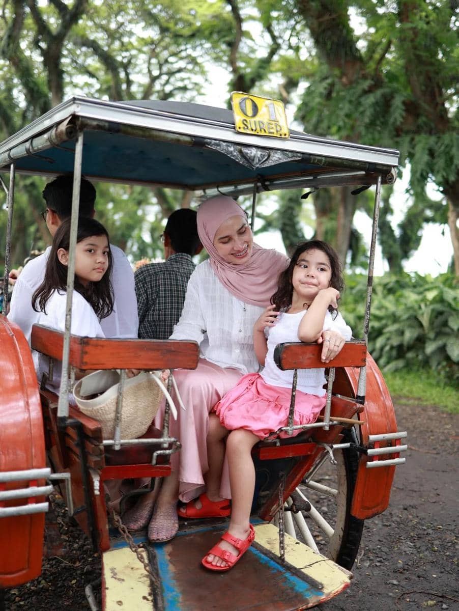 Keluarga Dwi Handayani main di Hutan De Djawatan, Banyuwangi.