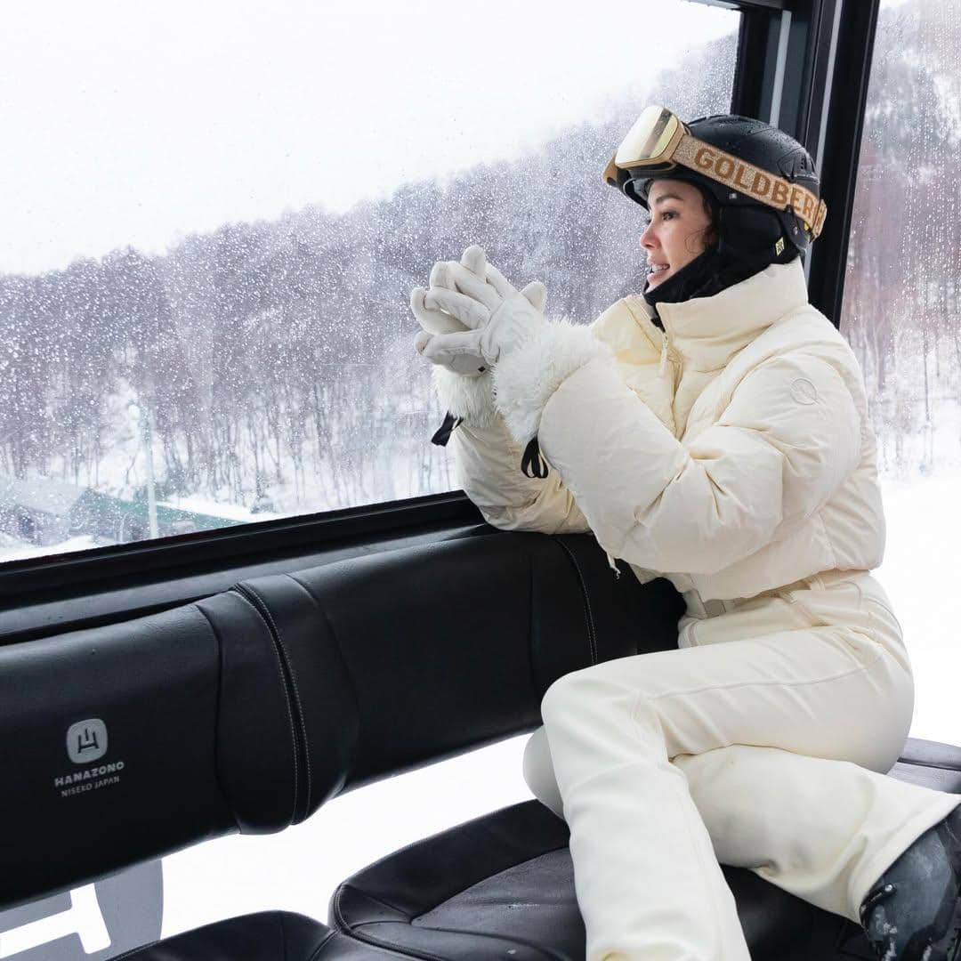 Cathy Sharon main Ski di Hokkaido.