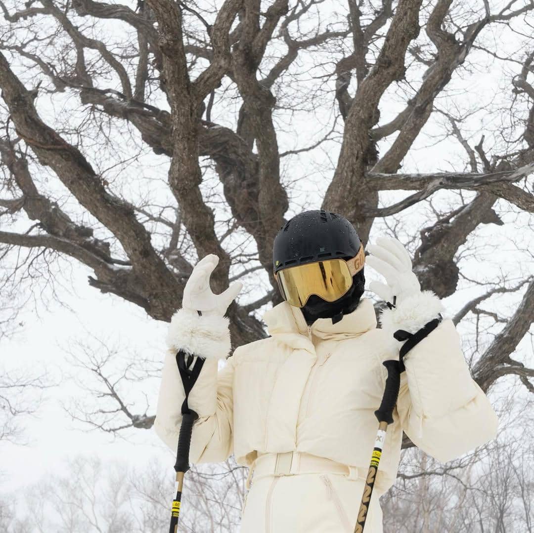 Cathy Sharon main Ski di Hokkaido.