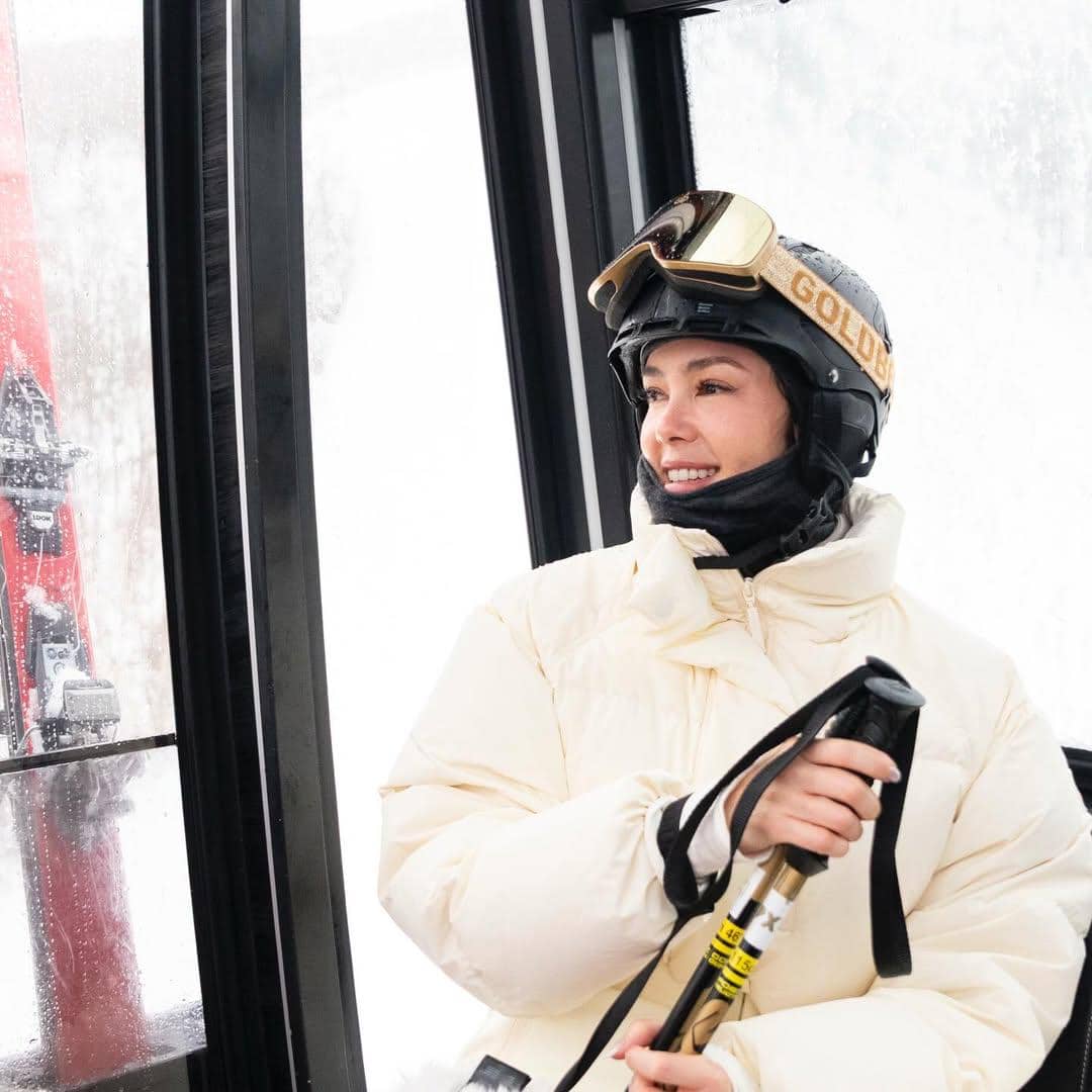 Cathy Sharon main Ski di Hokkaido.