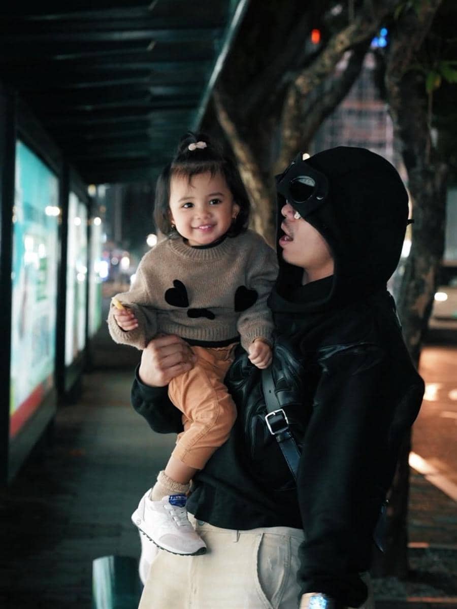 Keluarga Atta Halilintar liburan di Shenzhen, China.